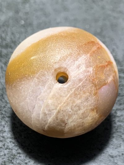 精美亚光冰飘战国红玛瑙手工俏色巧雕金兔随形珠一个， 精美亚光冰飘战国红玛瑙手工俏色巧雕金兔随形珠一个，