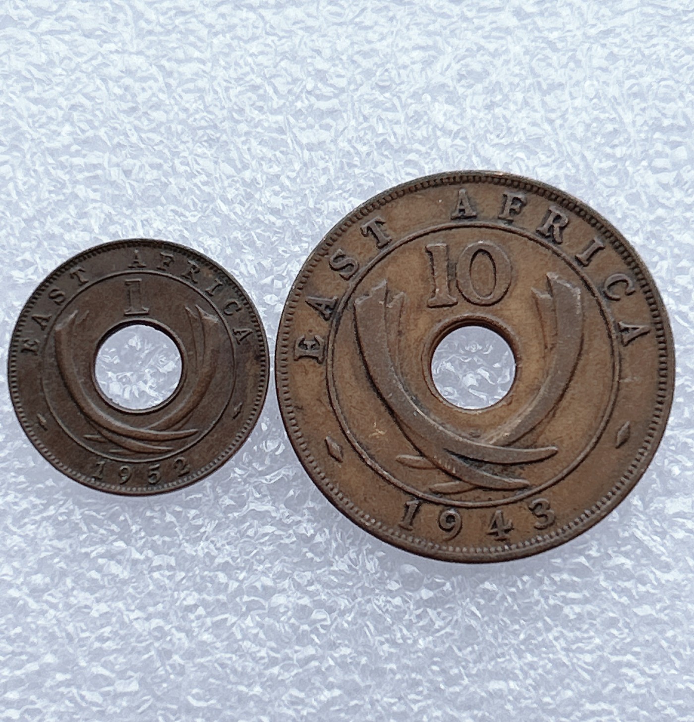 全场一元起拍 世界钱币散币场 第12期 英属东非1分、10分 皇冠 中孔铜币