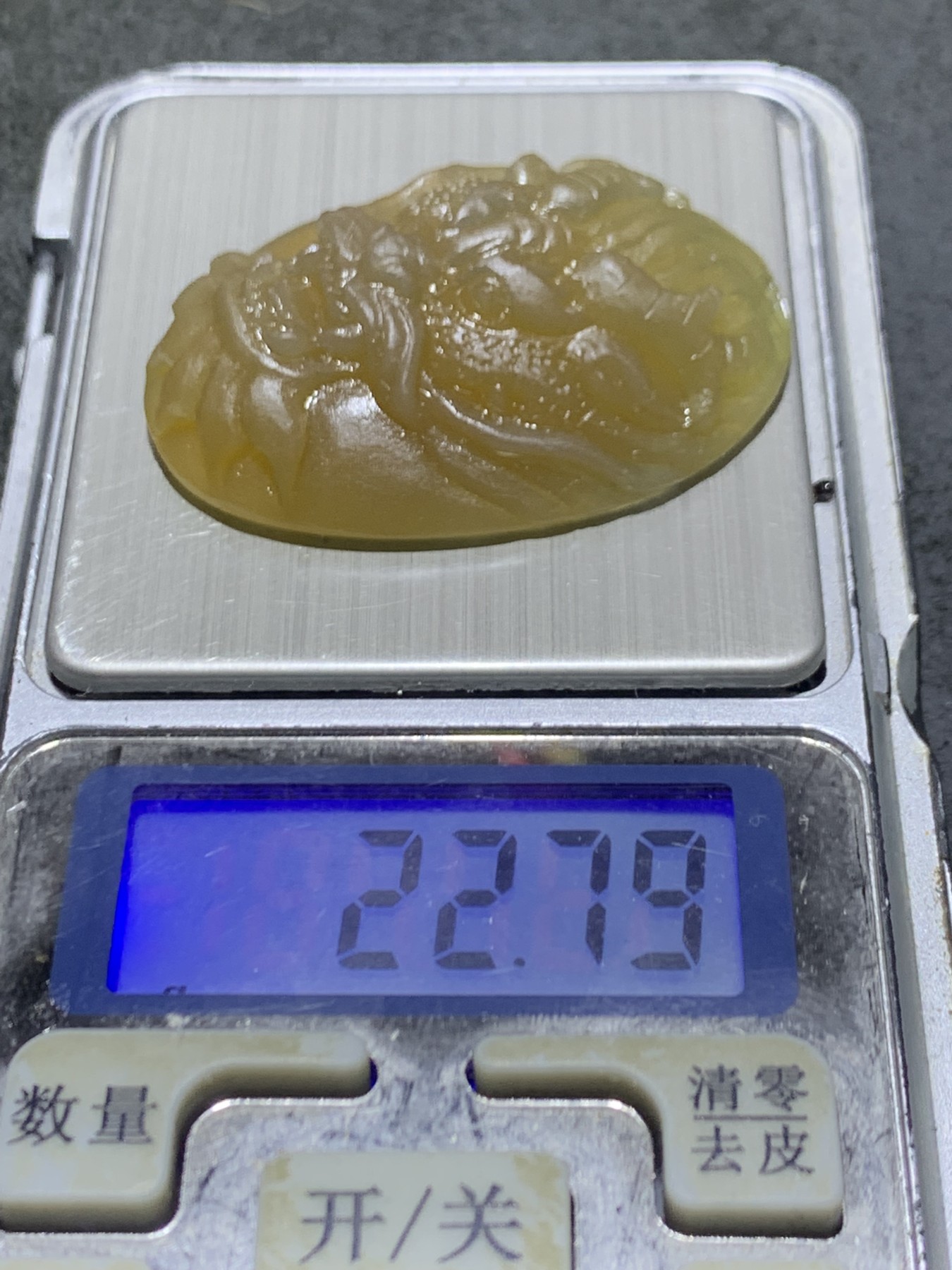 精美亚光蒙料冰飘鸡油黄战国红玛瑙手工雕刻龙头吊坠吊坠一个，