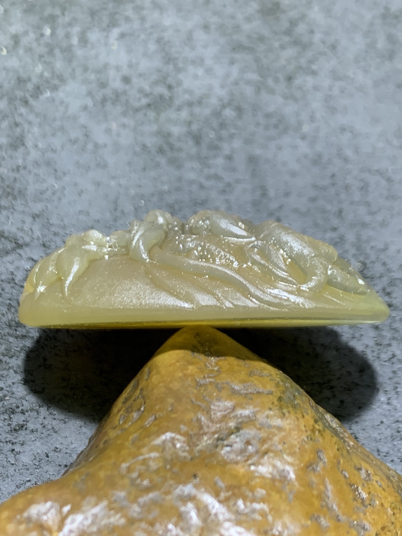 精美亚光蒙料冰飘鸡油黄战国红玛瑙手工雕刻龙头吊坠吊坠一个，
