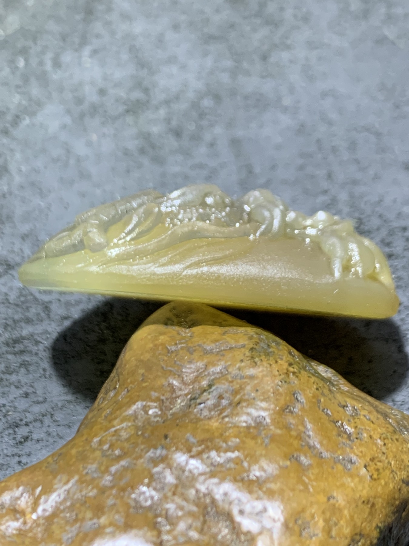 精美亚光蒙料冰飘鸡油黄战国红玛瑙手工雕刻龙头吊坠吊坠一个，