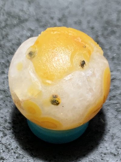 精美冰飘亚光战国红玛瑙手工俏色巧雕金鲤鱼荷叶随形圆珠一个， - 精美冰飘亚光战国红玛瑙手工俏色巧雕金鲤鱼荷叶随形圆珠一个，