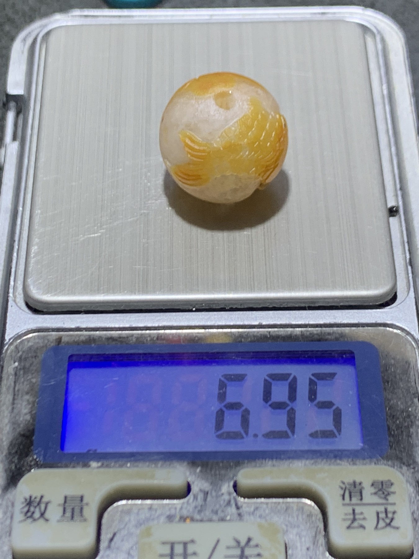 精美冰飘亚光战国红玛瑙手工俏色巧雕金鲤鱼荷叶随形圆珠一个，