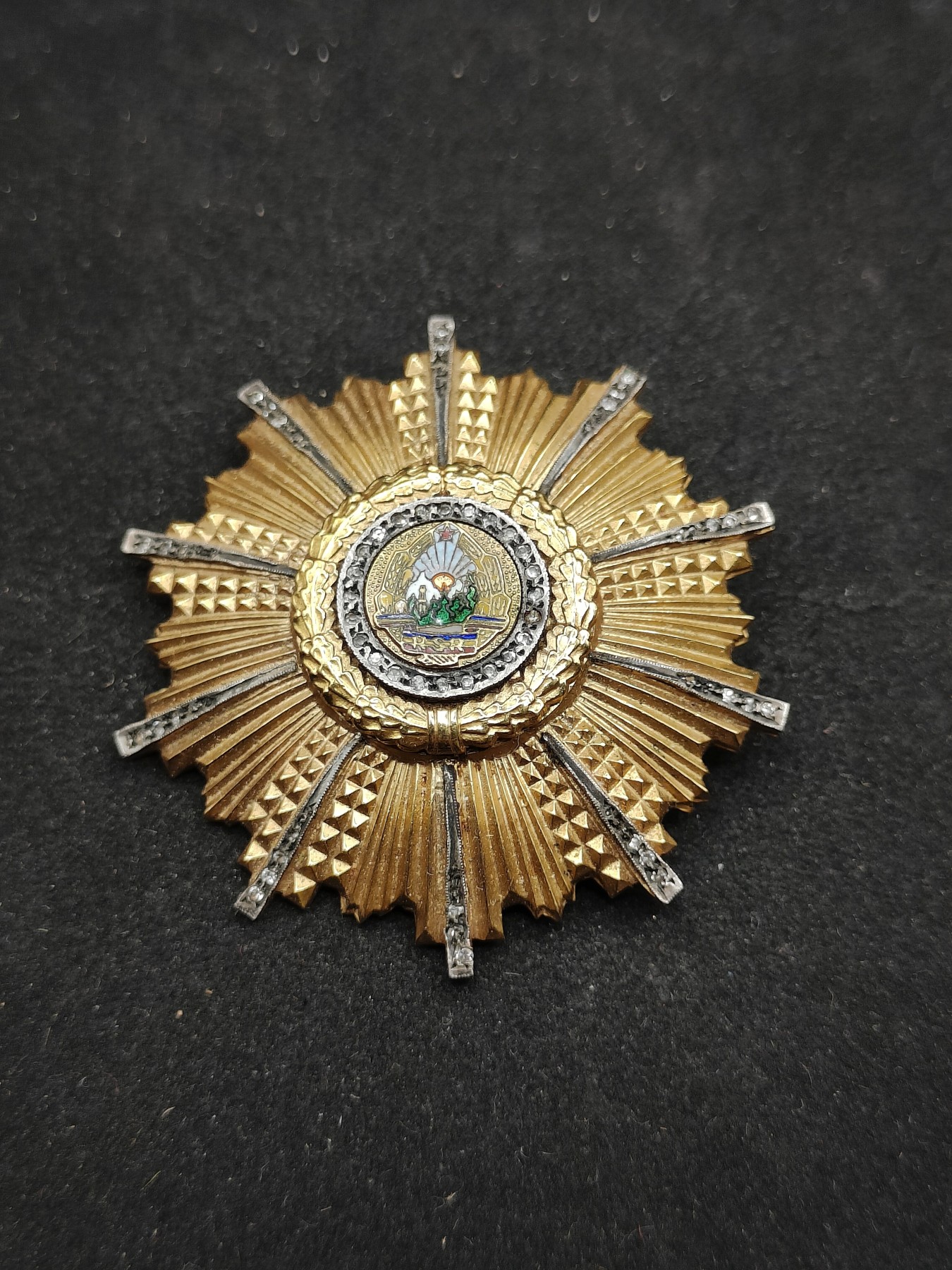 全场0元起拍 第78期 咸鱼国勋章拍卖专场 8月2日（周三）下午6：00开始 罗马尼亚高级荣誉 一级8月23日勋章  镶嵌人造钻石