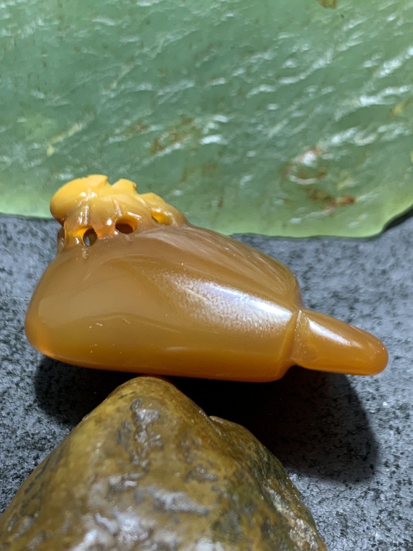 精美天然原皮糖料马达加斯加玛瑙俏色巧雕知足常乐吊坠(把件)一个，