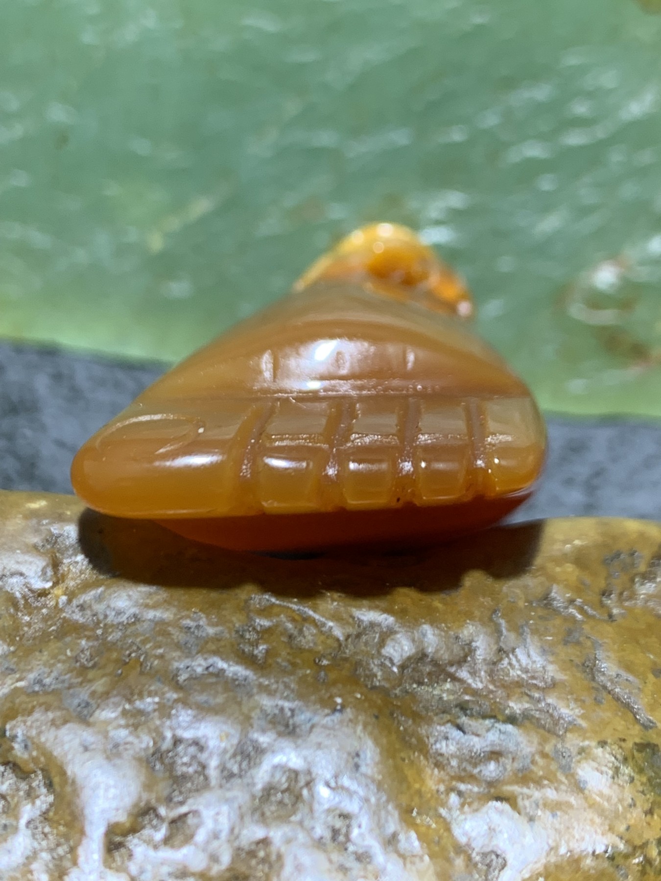 精美天然原皮糖料马达加斯加玛瑙俏色巧雕知足常乐吊坠(把件)一个，