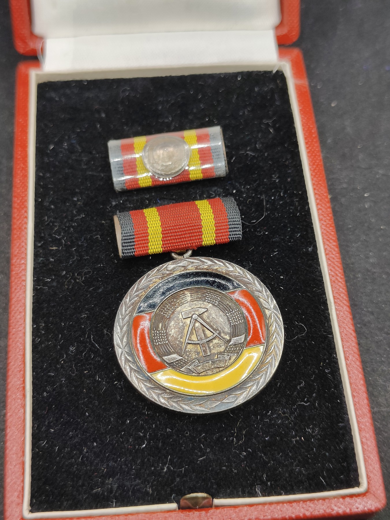 全场0元起拍 第78期 咸鱼国勋章拍卖专场 8月2日（周三）下午6：00开始 德意志民主共和国功绩奖章 早期版本 银质珐琅带皮盒