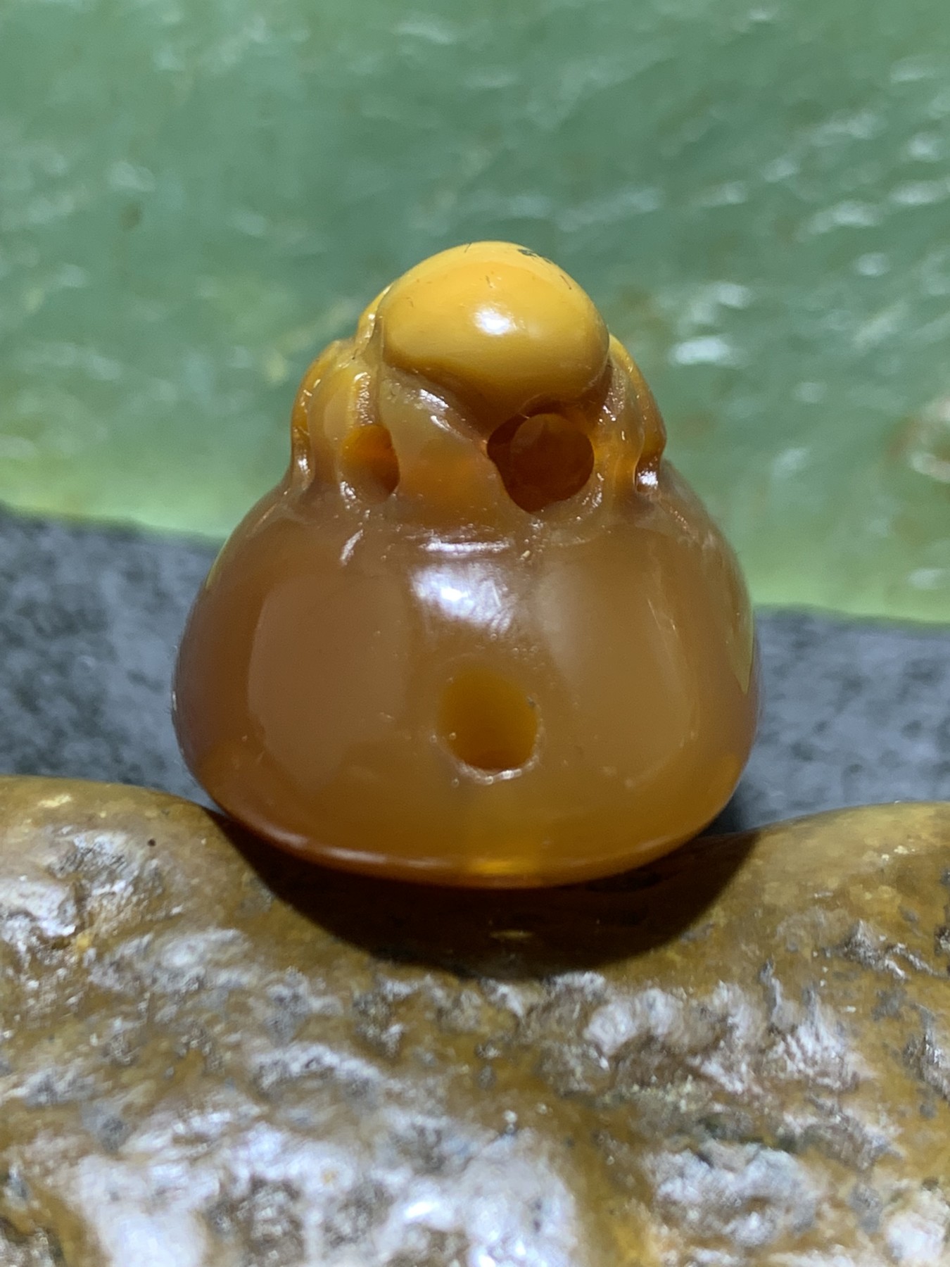 精美天然原皮糖料马达加斯加玛瑙俏色巧雕知足常乐吊坠(把件)一个，