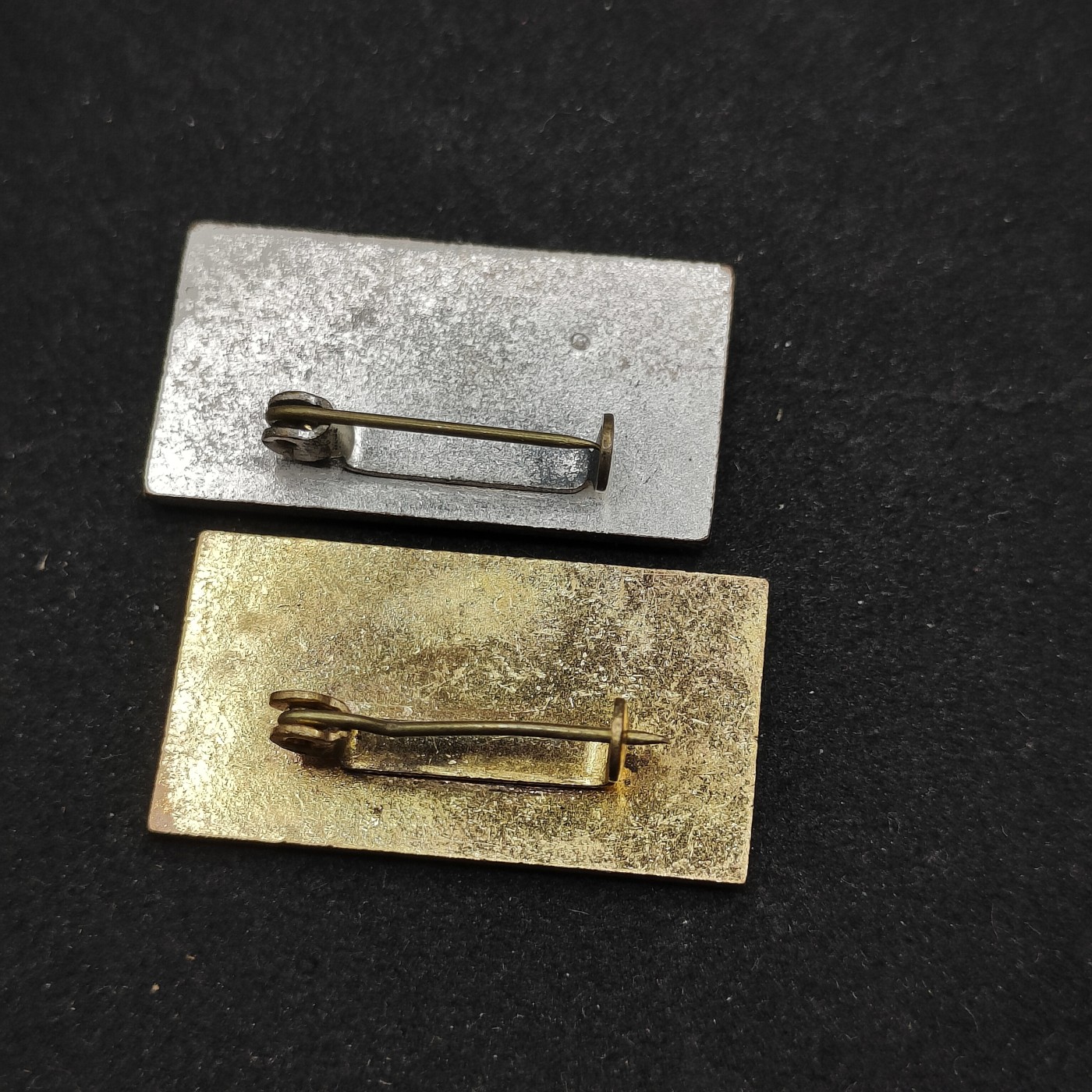 全场0元起拍 第78期 咸鱼国勋章拍卖专场 8月2日（周三）下午6：00开始  东德国民阵线荣誉徽章铜级银级两个