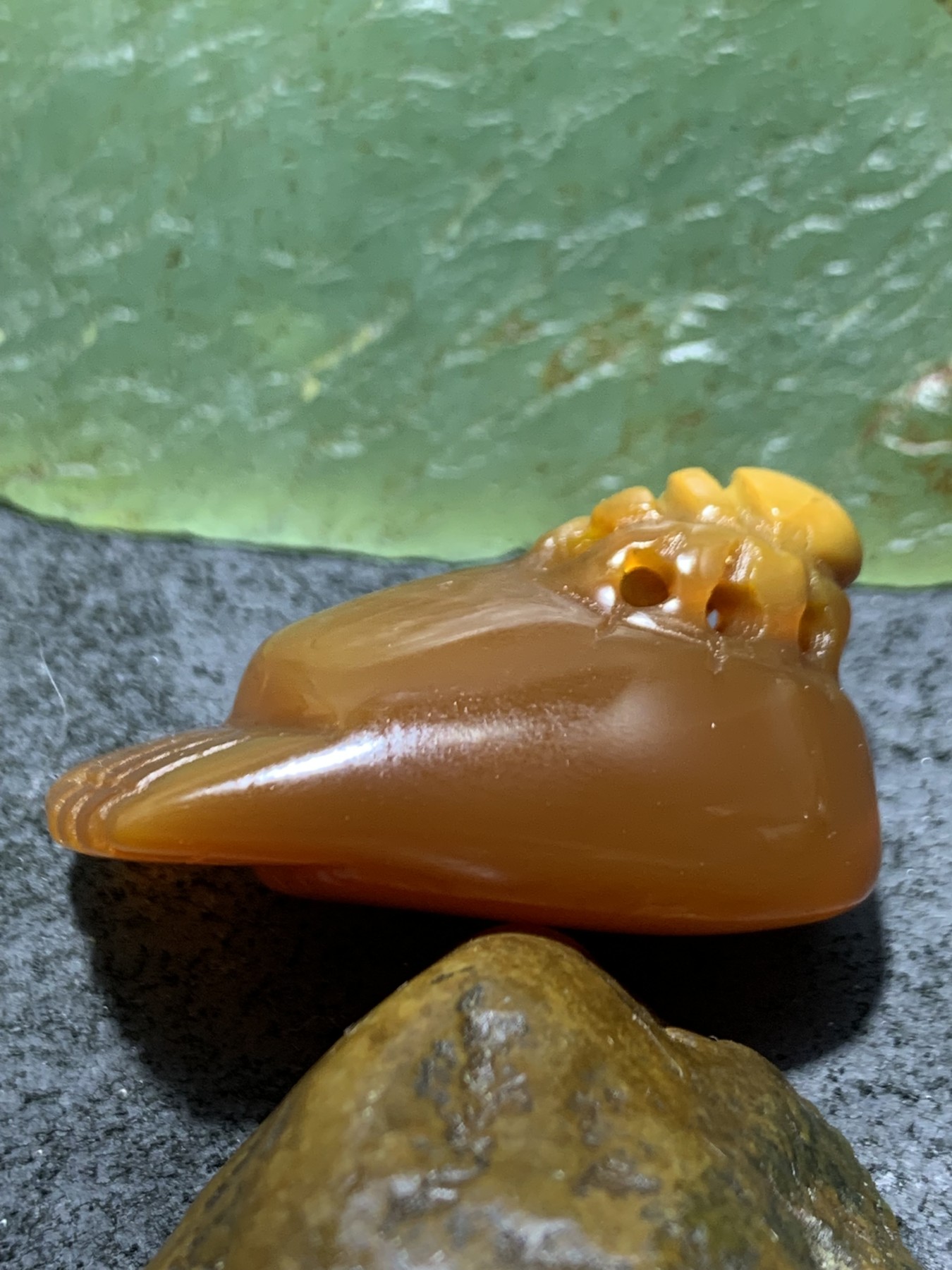 精美天然原皮糖料马达加斯加玛瑙俏色巧雕知足常乐吊坠(把件)一个，