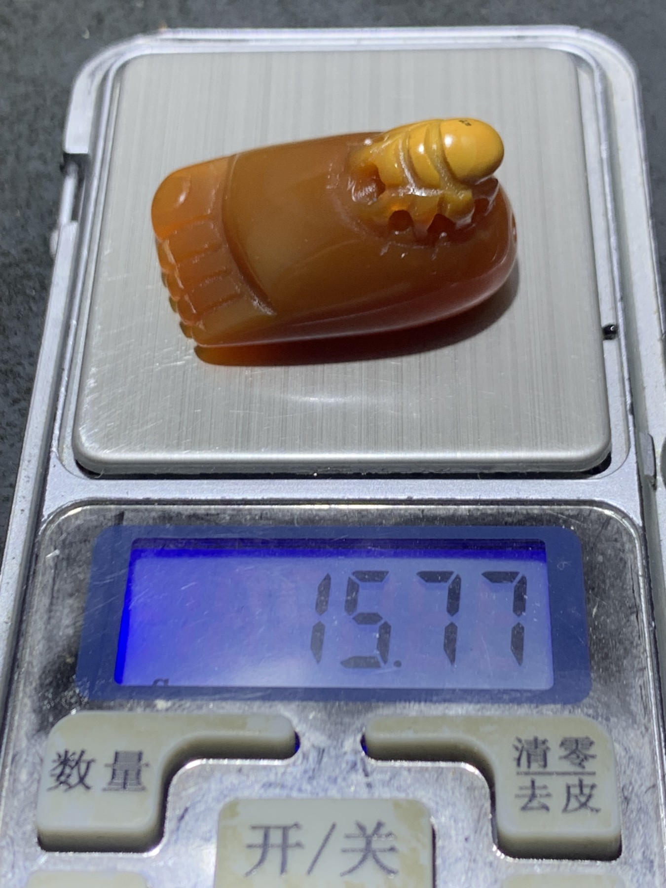 精美天然原皮糖料马达加斯加玛瑙俏色巧雕知足常乐吊坠(把件)一个，