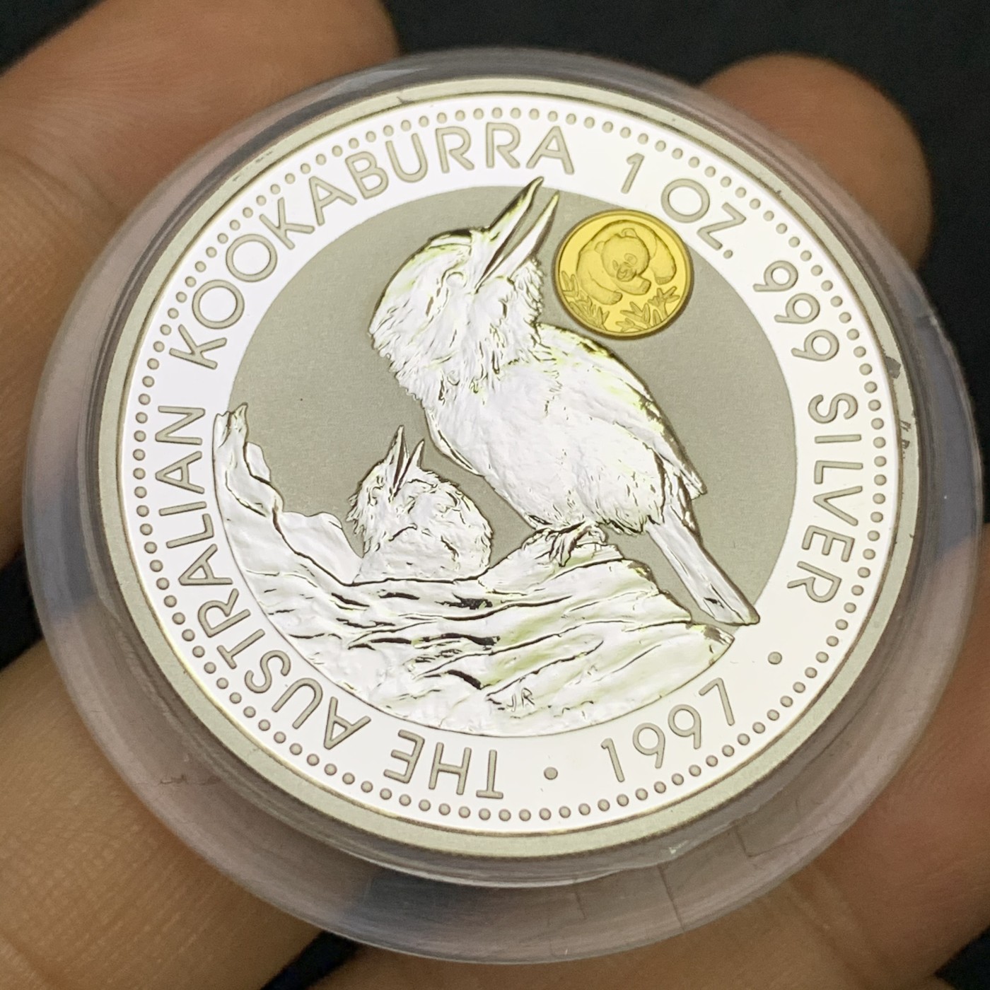 《竞宝斋》第186场-周日，周一 2场 (全场包邮) 澳大利亚 1997年 翠鸟 密印金熊猫1盎司银币 999银 31.1克 带盒证 1币1证 1.5W的量 少见品种