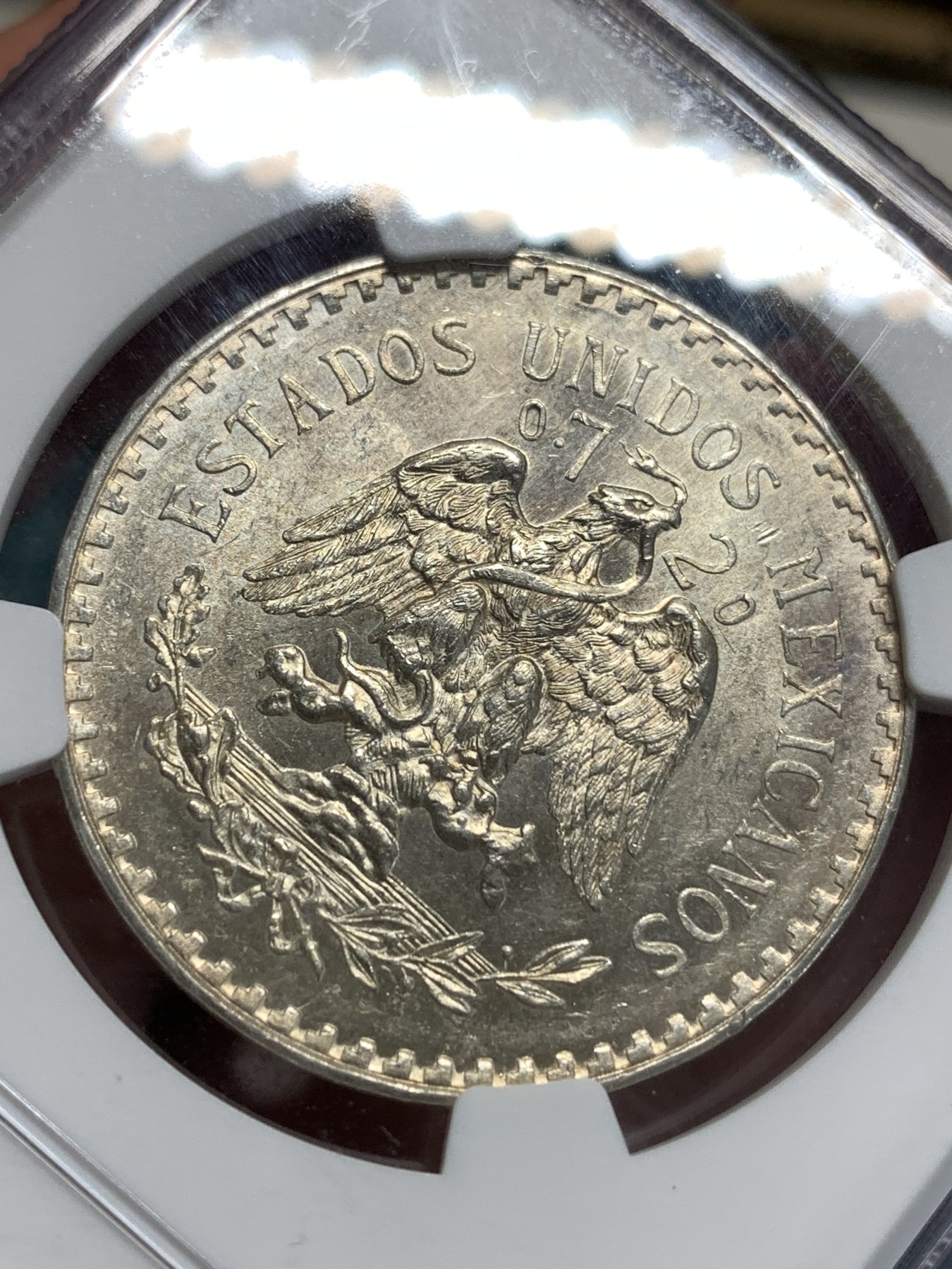 《竞宝斋》第186场-周日，周一 2场 (全场包邮) NGC–MS63墨西哥 1933年1比索鹰洋银币，淡淡的一层黄油彩