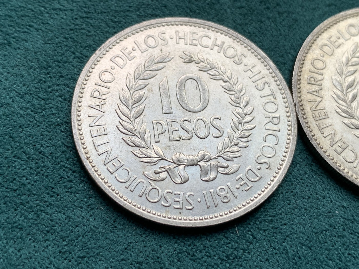 《竞宝斋》第186场-周日，周一 2场 (全场包邮) 乌拉圭1961年反西班牙革命50周年10比索银币一对