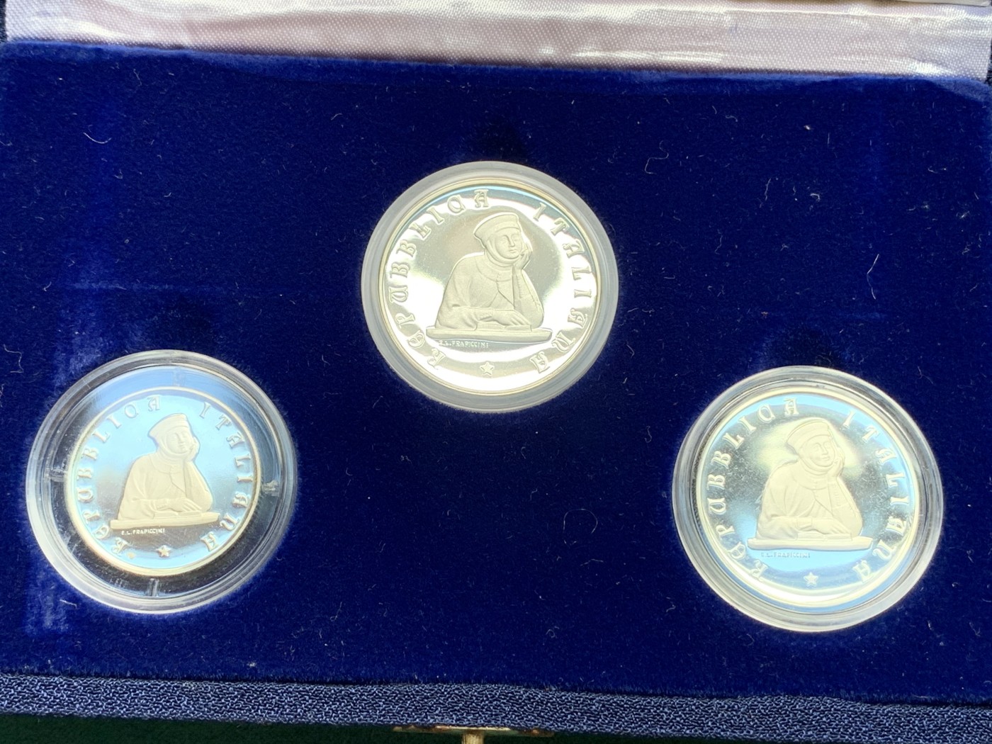 《竞宝斋》第186场-周日，周一 2场 (全场包邮) 意大利 1988年 3枚装 博洛尼亚大学 100,200,500里拉银币各1枚 盒证全