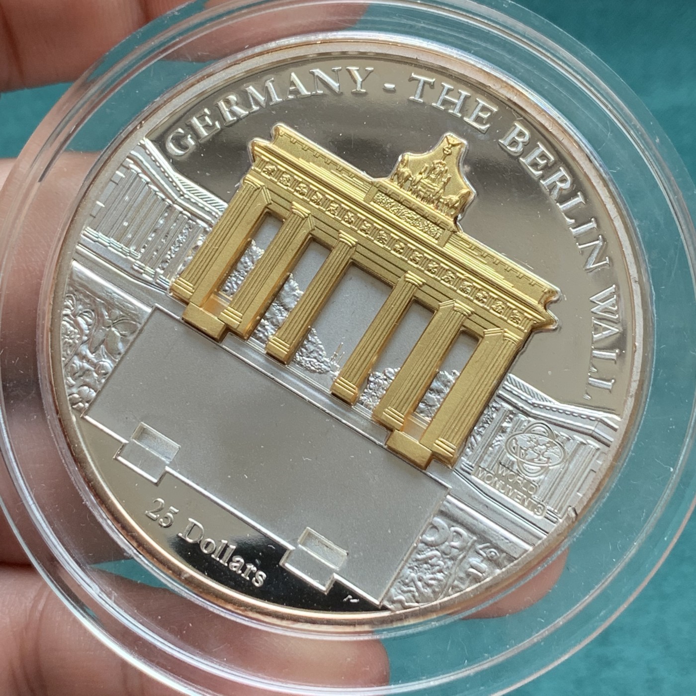 《竞宝斋》第186场-周日，周一 2场 (全场包邮) 库克2009年世界奇观德国勃兰登堡门柏林墙精制立体镀金纪念银币 999银 100.3克 实物见图