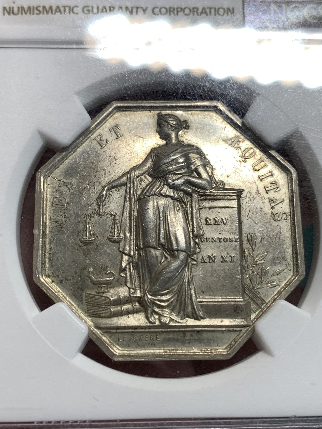 《竞宝斋》第186场-周日，周一 2场 (全场包邮) NGC AU58 法国 1803 公证人协会银质八角代币 细节状态好 分数有点低了