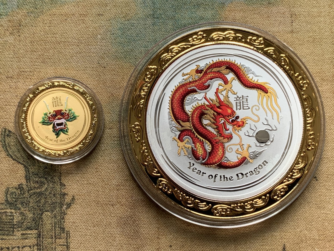 《竞宝斋》第186场-周日，周一 2场 (全场包邮) 澳大利亚2012年龙年生肖纪念彩色金银币套装，原盒带证书。1/10盎司金币3.1克9999金和1盎司银币，珀斯铸币局造