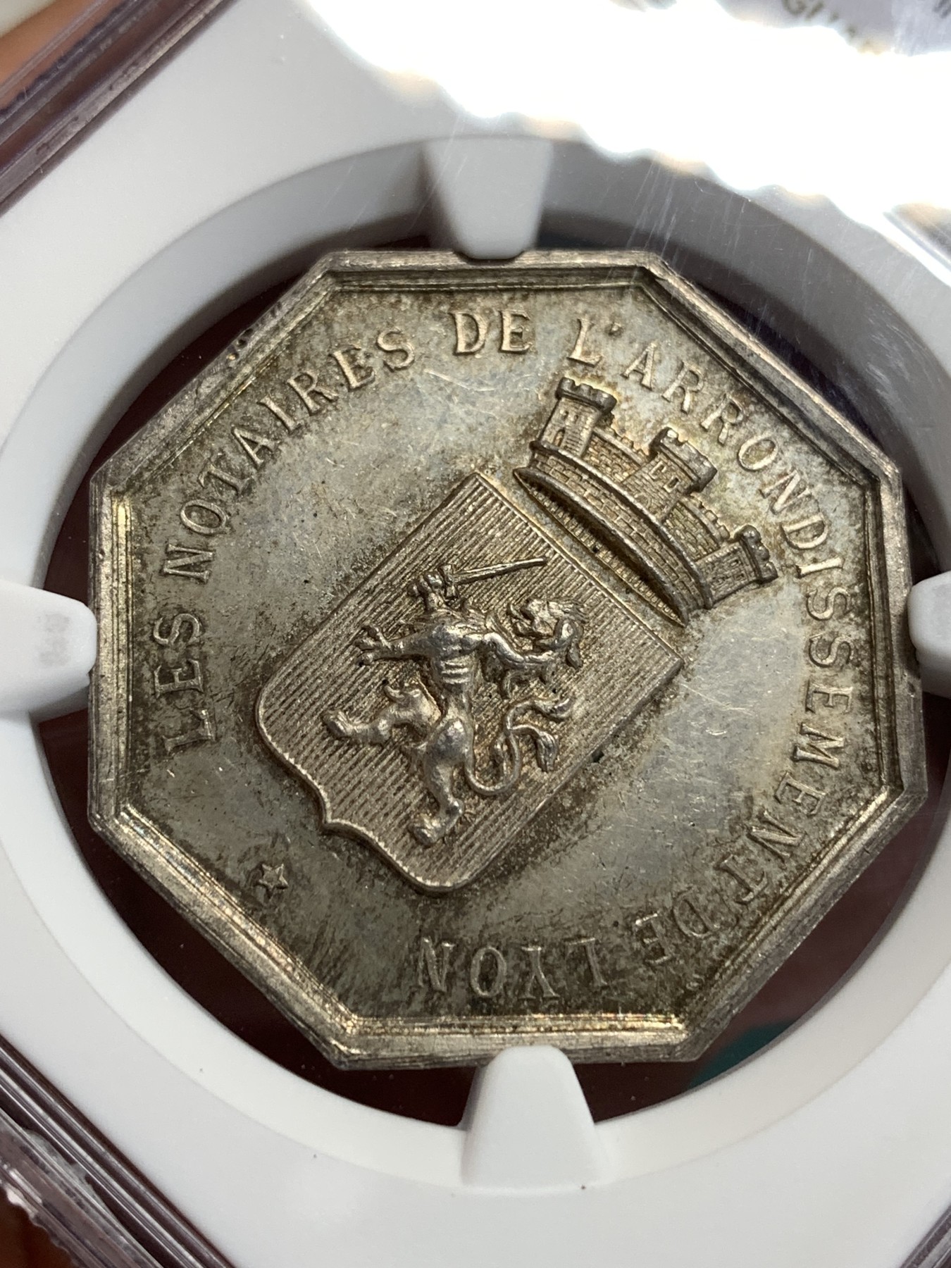 《竞宝斋》第186场-周日，周一 2场 (全场包邮) NGC-MS63 1860-1879 法国里昂公证处八角银章、摸过裸币的都知道正面小狮子超高浮雕，保存MS十分不易，背面带天秤图案