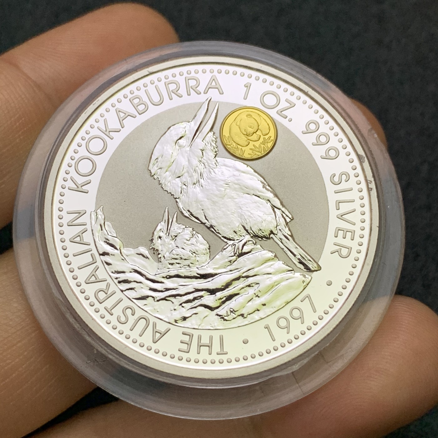 《竞宝斋》第186场-周日，周一 2场 (全场包邮) 澳大利亚 1997年 翠鸟 密印金熊猫1盎司银币 999银 31.1克 带盒证 1币1证 1.5W的量 少见品种