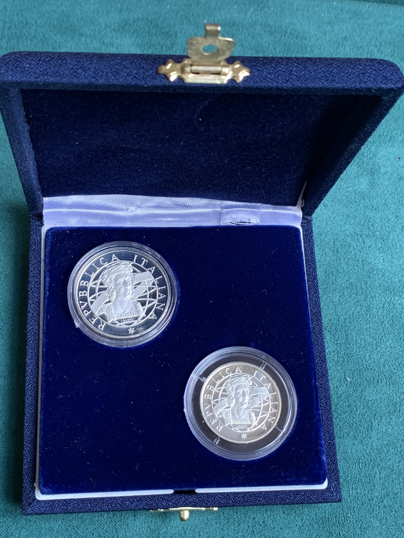 《竞宝斋》第186场-周日，周一 2场 (全场包邮) 2枚一组 原盒精制意大利1989年发现美洲500周年200.500里拉银币