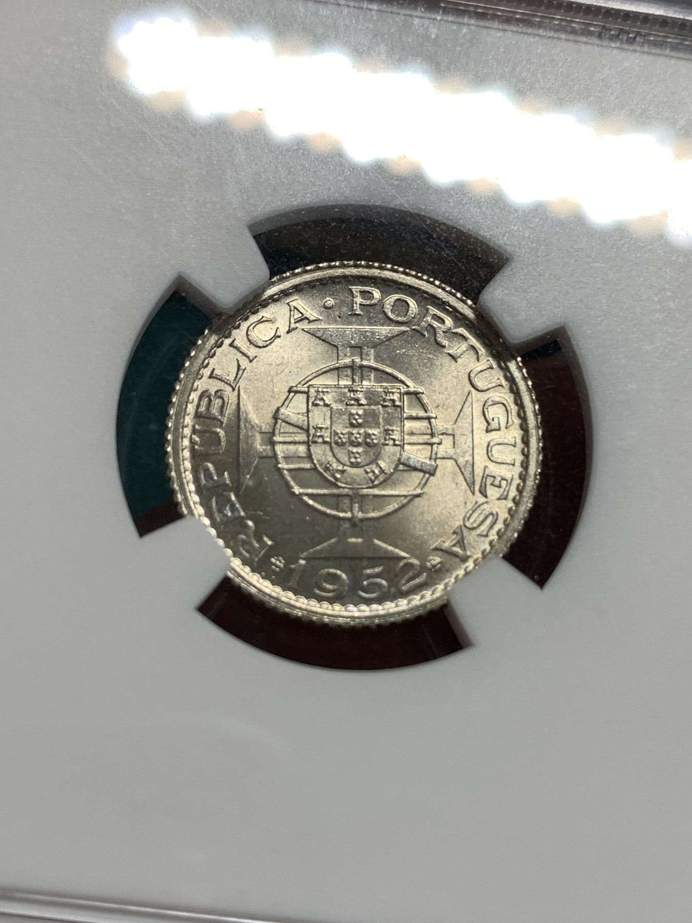 《竞宝斋》第186场-周日，周一 2场 (全场包邮) NGC-64 澳门1952 一元银币 市场价五百多元