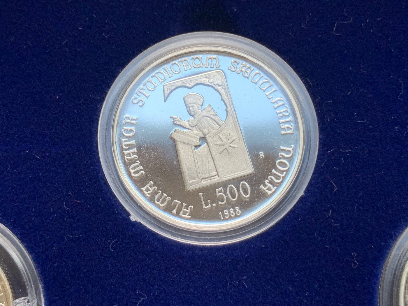 《竞宝斋》第186场-周日，周一 2场 (全场包邮) 意大利 1988年 3枚装 博洛尼亚大学 100,200,500里拉银币各1枚 盒证全