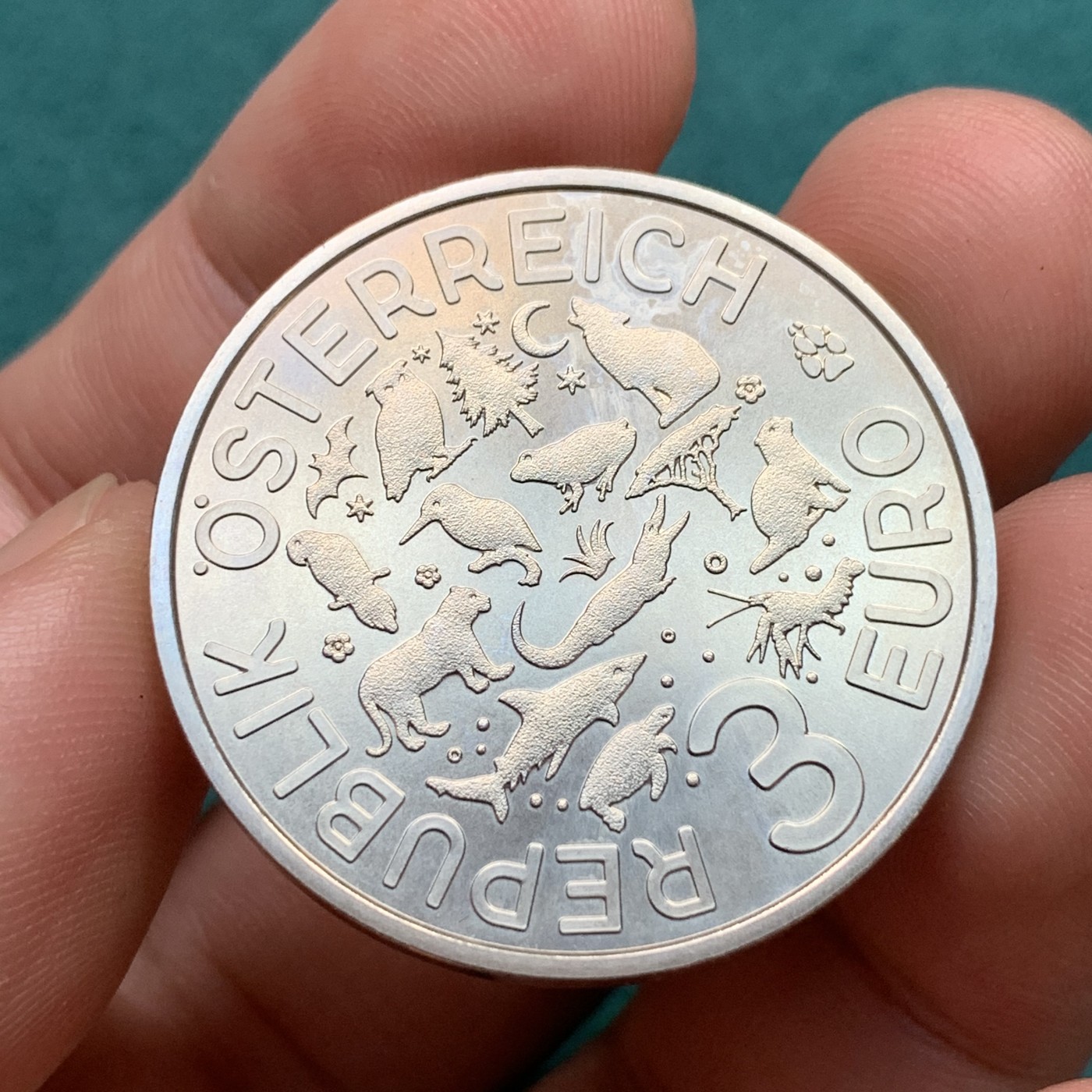 《竞宝斋》第186场-周日，周一 2场 (全场包邮) 2017 荧光鳄鱼 3欧元纪念币 在强光照射下夜光显现 比较有意思