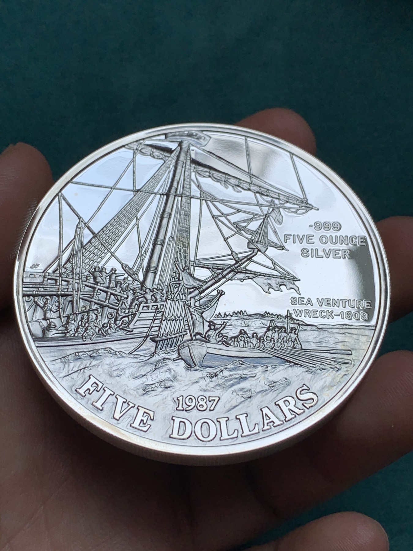 《竞宝斋》第186场-周日，周一 2场 (全场包邮) 百慕达群岛授权新加坡发行1987年5盎司银币（65mm，155.5克，999纯银）面值5dollars，铸造量2W枚，品相完美，附原盒原证书