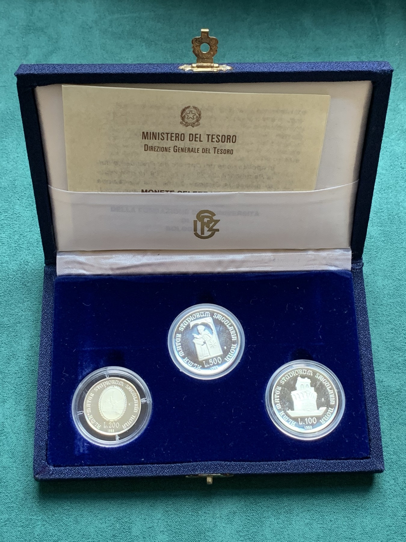 《竞宝斋》第186场-周日，周一 2场 (全场包邮) 意大利 1988年 3枚装 博洛尼亚大学 100,200,500里拉银币各1枚 盒证全