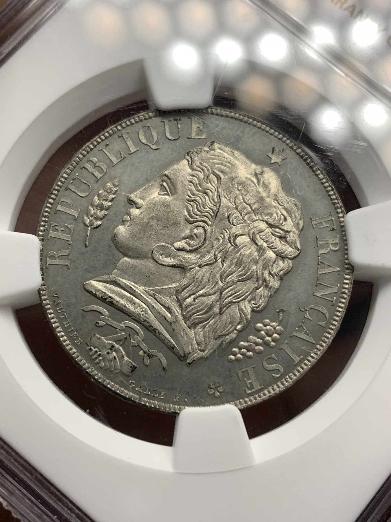 《竞宝斋》第186场-周日，周一 2场 (全场包邮) NGC MS64 法国二共大力神10C样币，正反面精致面十分讨喜正面大力神的设计特别精美！高分样币难得也少见！更高分只有2枚