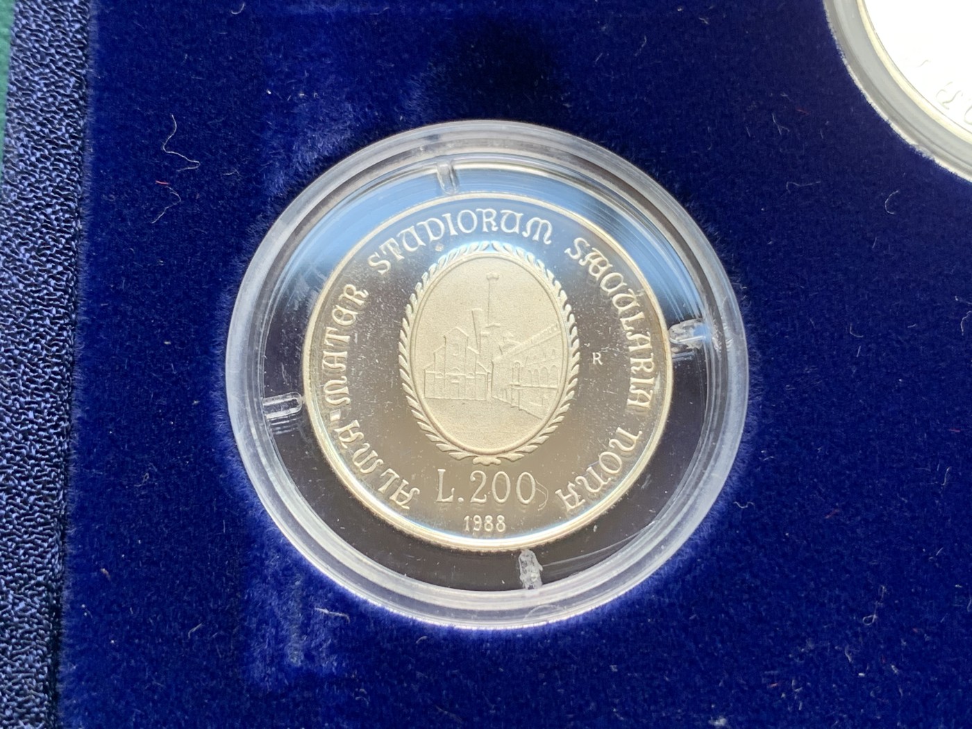 《竞宝斋》第186场-周日，周一 2场 (全场包邮) 意大利 1988年 3枚装 博洛尼亚大学 100,200,500里拉银币各1枚 盒证全