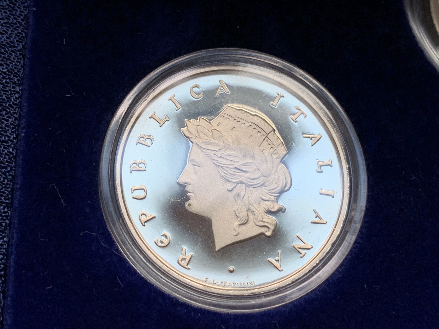 《竞宝斋》第186场-周日，周一 2场 (全场包邮) 意大利 1993年 3枚装 女神银币 100,200,500里拉银币各1枚 盒证全