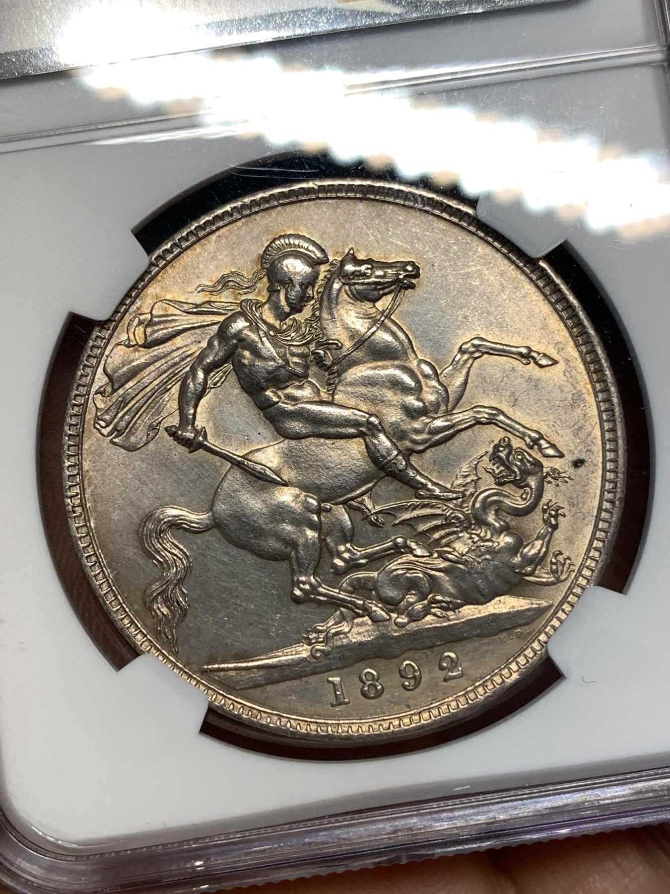 《竞宝斋》第186场-周日，周一 2场 (全场包邮) NGC-UNC 英国1892年维多利亚女王高冠版一克朗马剑银币  高冠最少年份