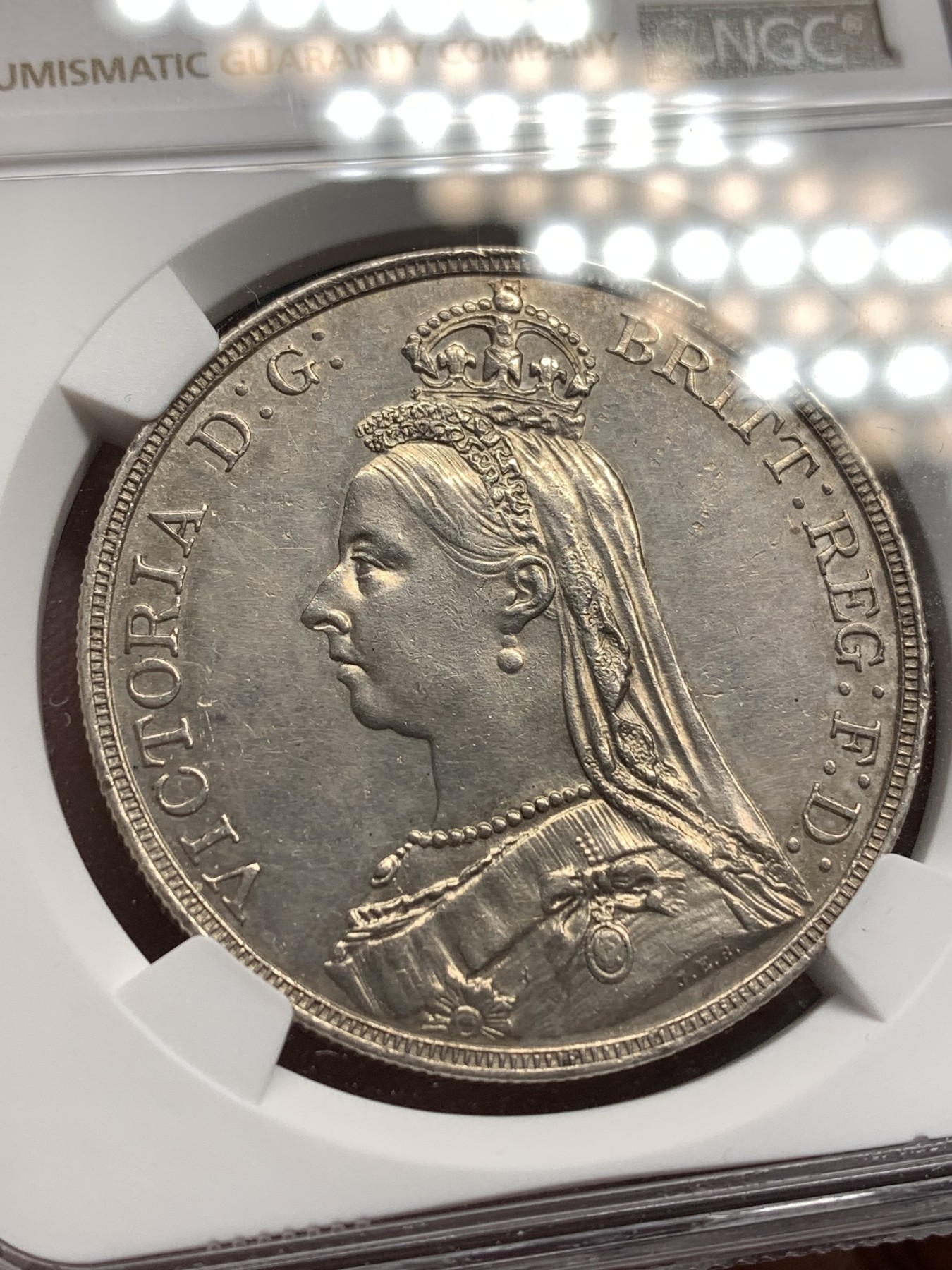 《竞宝斋》第186场-周日，周一 2场 (全场包邮) NGC-UNC 英国1892年维多利亚女王高冠版一克朗马剑银币  高冠最少年份