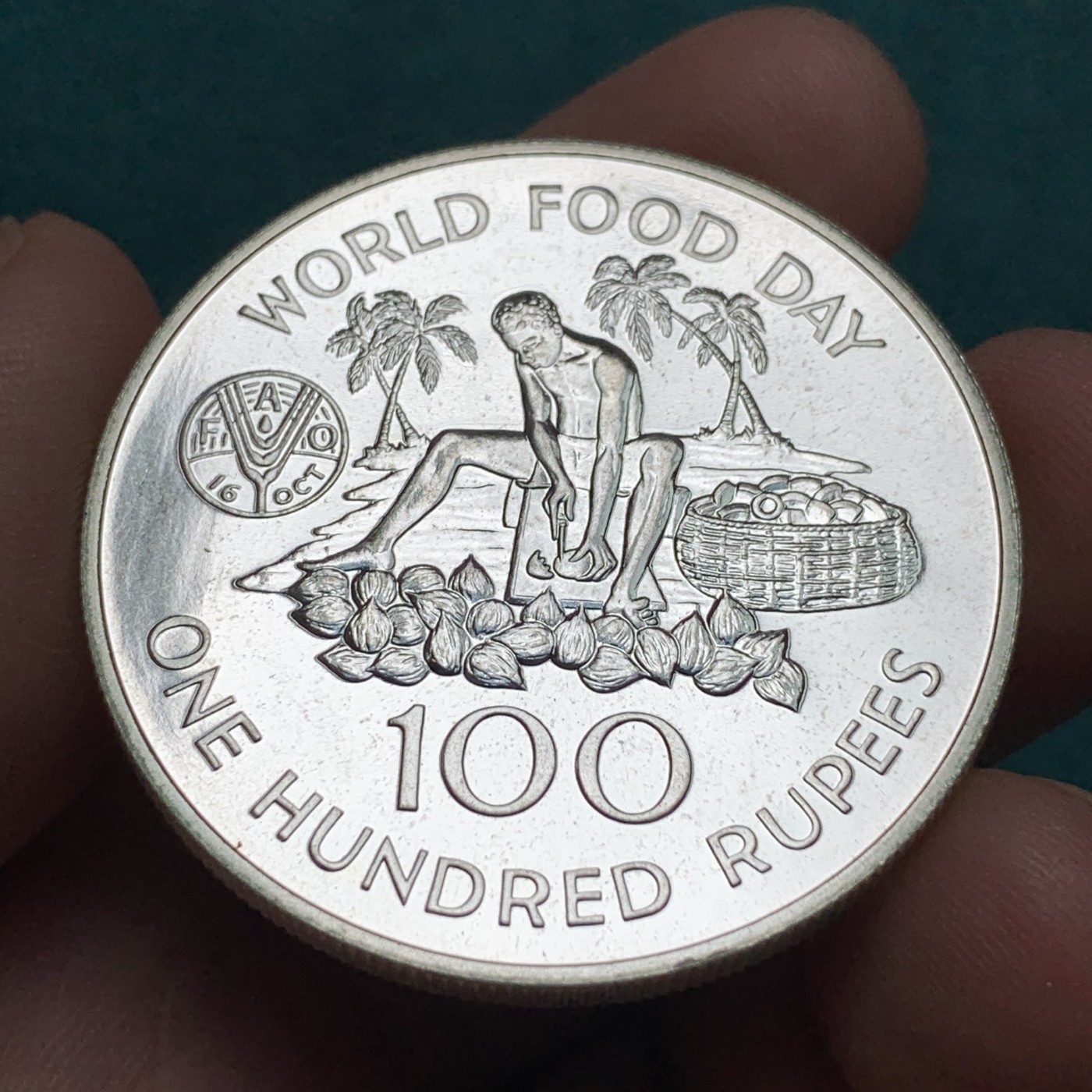 《竞宝斋》第186场-周日，周一 2场 (全场包邮) 塞舌尔1981年FAO纪念100卢比普制大银币，500银，直径41.2mm，重量35g，发行量1万枚，普制比精制的少