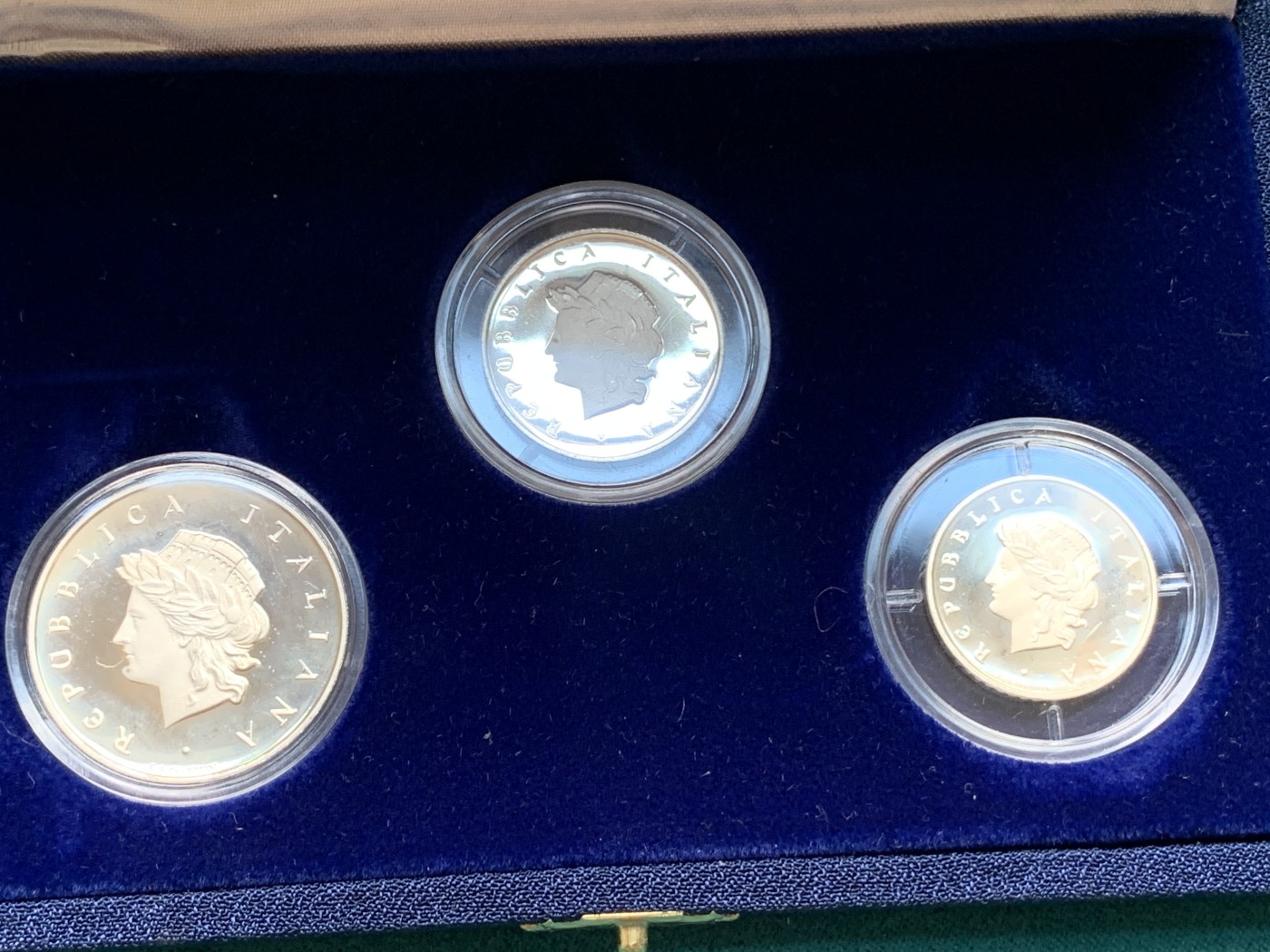 《竞宝斋》第186场-周日，周一 2场 (全场包邮) 意大利 1993年 3枚装 女神银币 100,200,500里拉银币各1枚 盒证全