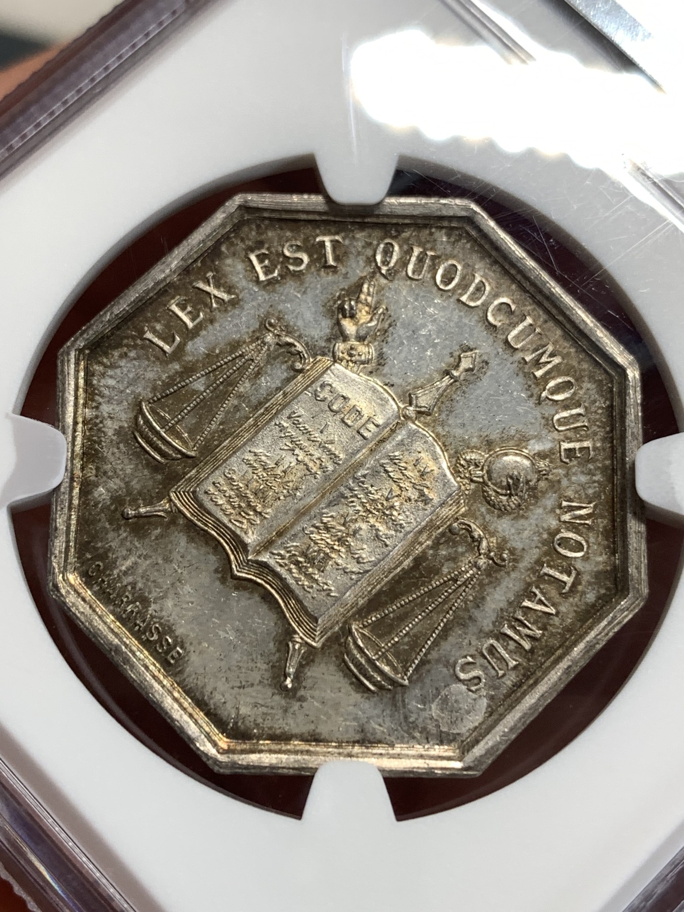 《竞宝斋》第186场-周日，周一 2场 (全场包邮) NGC-MS63 1860-1879 法国里昂公证处八角银章、摸过裸币的都知道正面小狮子超高浮雕，保存MS十分不易，背面带天秤图案