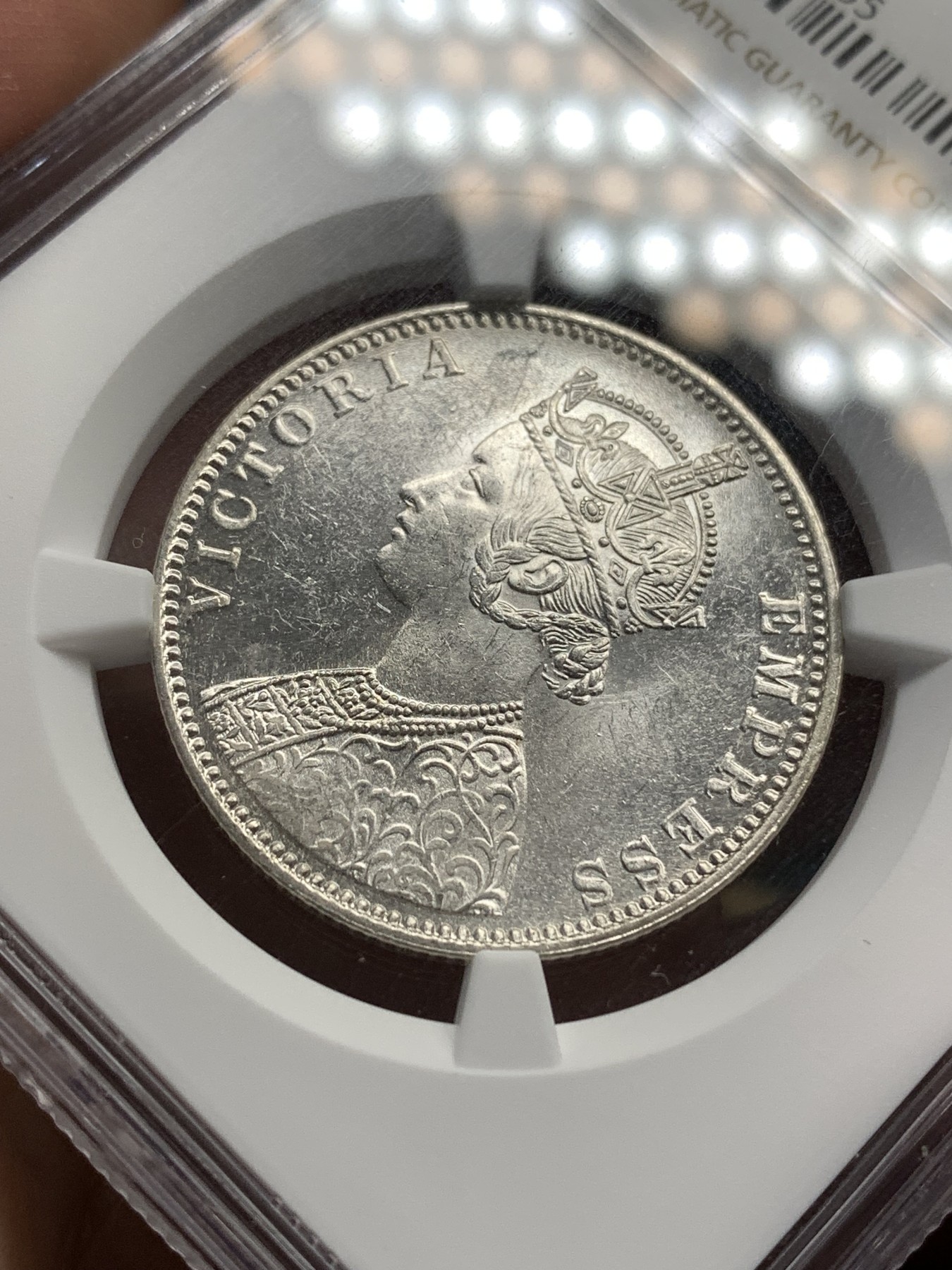 《竞宝斋》第186场-周日，周一 2场 (全场包邮) NGC MS62 1900年 维多利亚 印度 1卢比银币 卷拆原光 光度一流