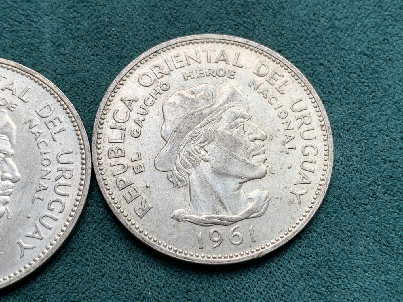 《竞宝斋》第186场-周日，周一 2场 (全场包邮) 乌拉圭1961年反西班牙革命50周年10比索银币一对