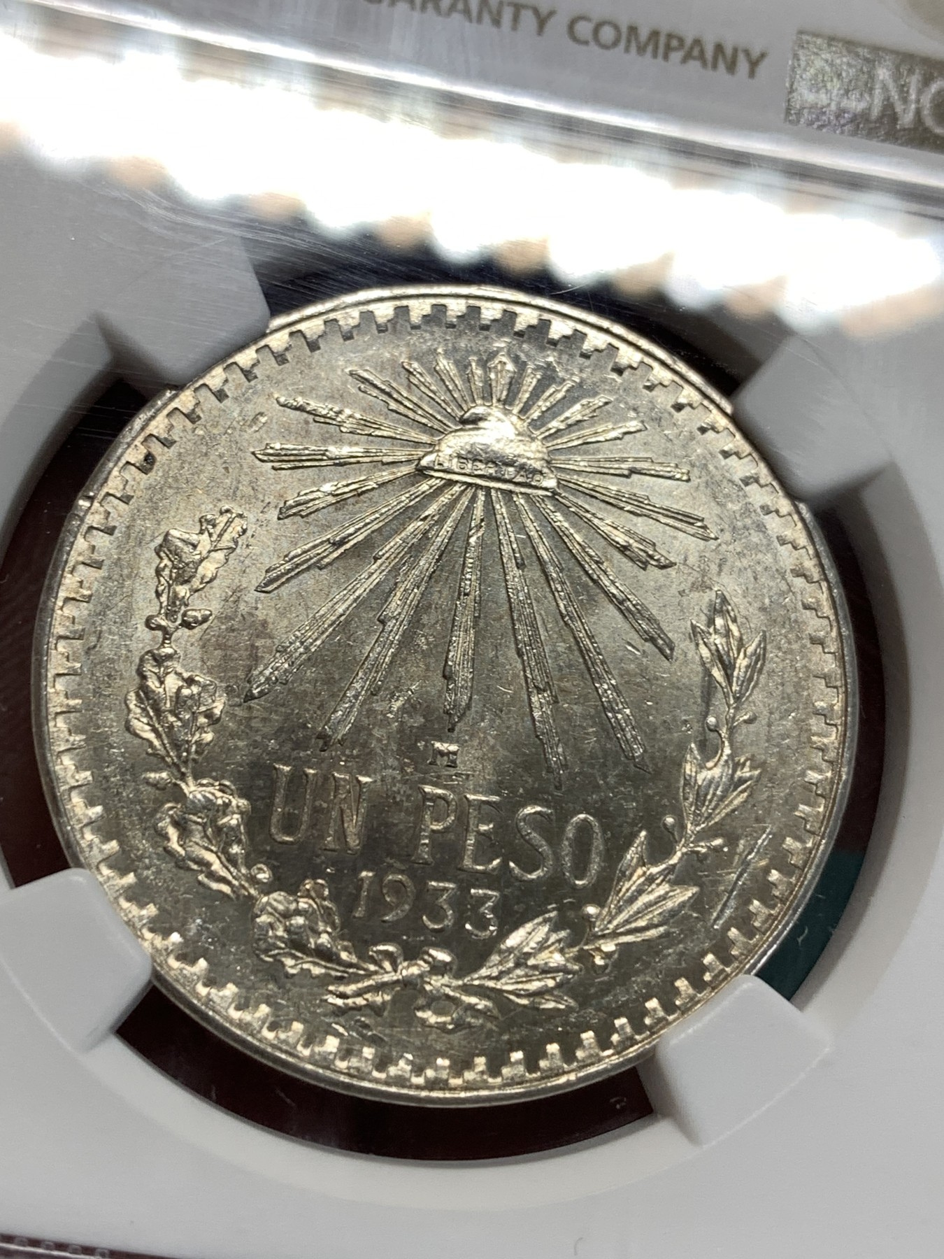 《竞宝斋》第186场-周日，周一 2场 (全场包邮) NGC–MS63墨西哥 1933年1比索鹰洋银币，淡淡的一层黄油彩