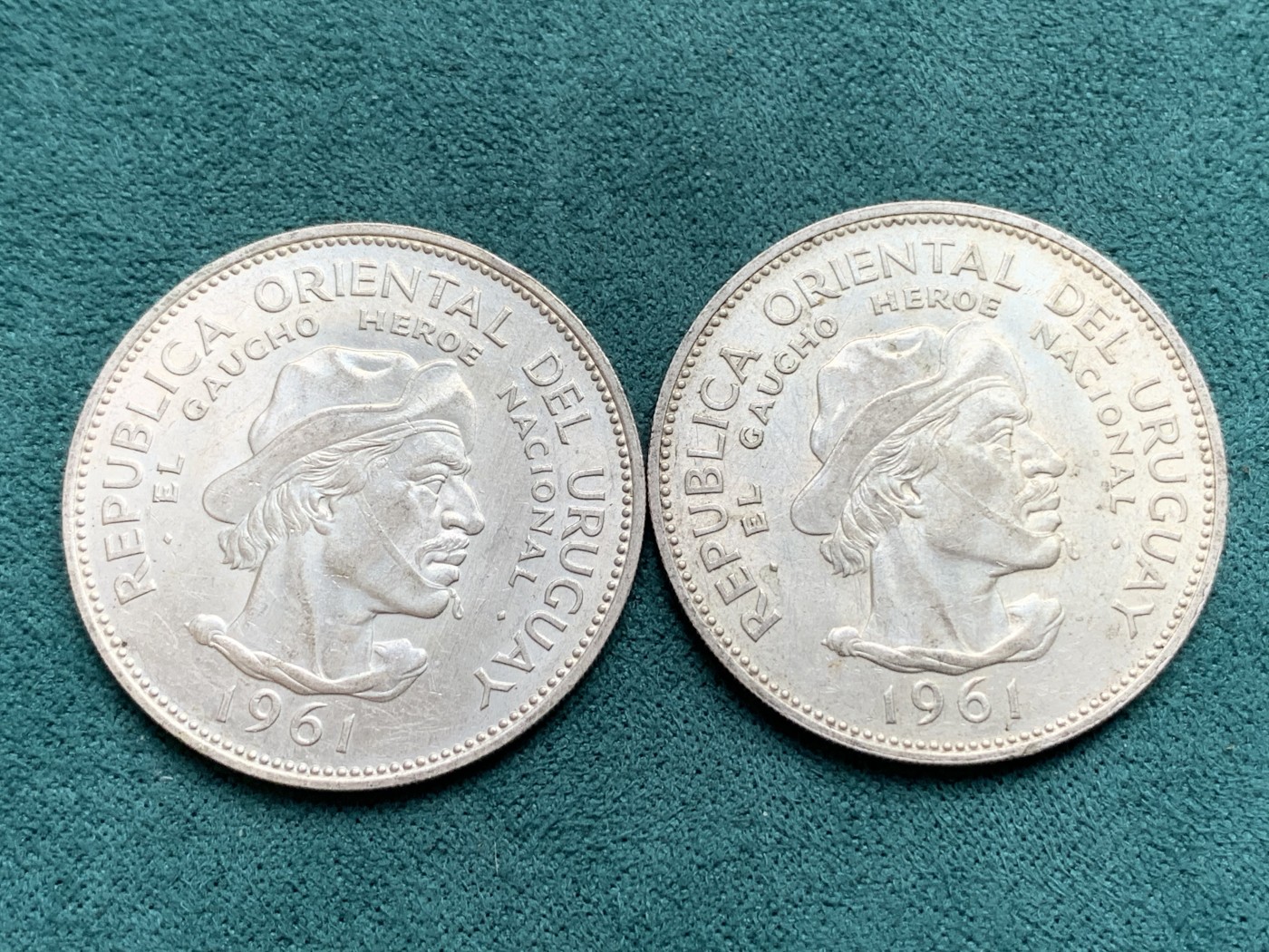 《竞宝斋》第186场-周日，周一 2场 (全场包邮) 乌拉圭1961年反西班牙革命50周年10比索银币一对