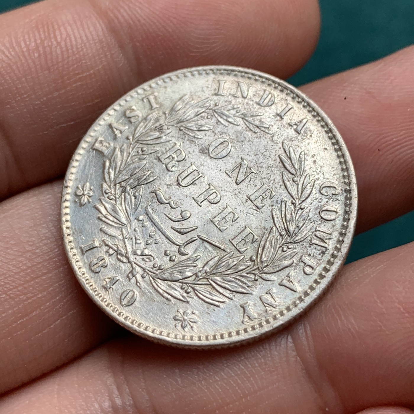 《竞宝斋》第186场-周日，周一 2场 (全场包邮) 英属 印度 维多利亚 1840年 双辫版 1卢比 银币 细节不错