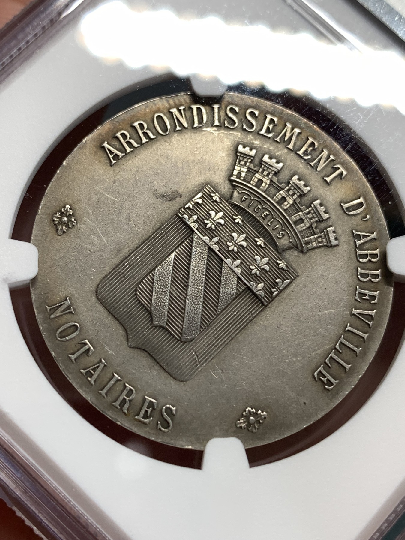 《竞宝斋》第186场-周日，周一 2场 (全场包邮) NGC-MS62 法国1910 阿贝维尔区公证处圆形银质代币 少见品种、深棕包浆背面带天秤图案