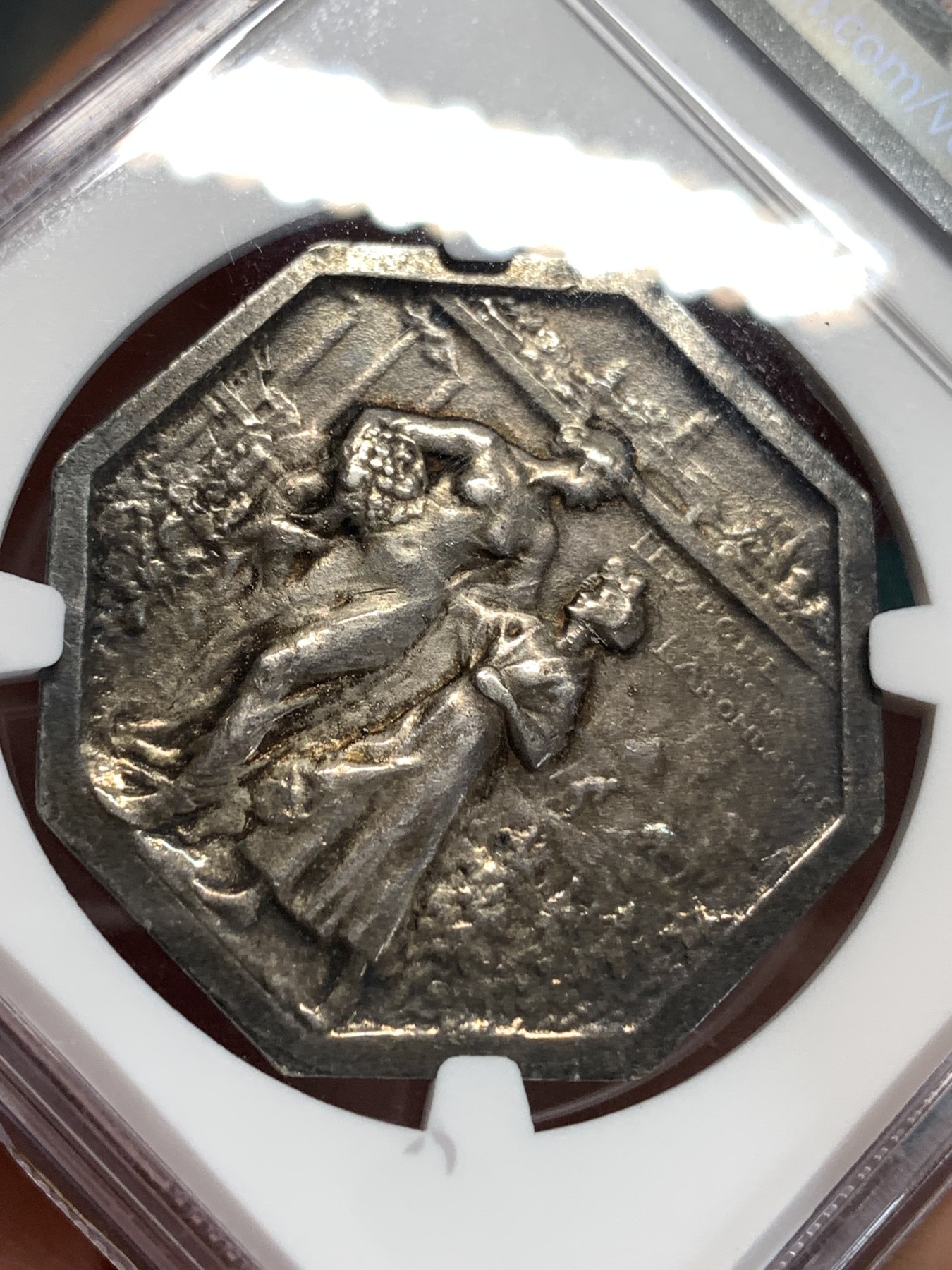 《竞宝斋》第186场-周日，周一 2场 (全场包邮) NGC-AU53 法国 昂热储蓄银行 花神八角代币 稀见品种，包浆细节俱佳，明显低评。女神刻画细腻，精美传神。边铭刻有数字18，发行量极少