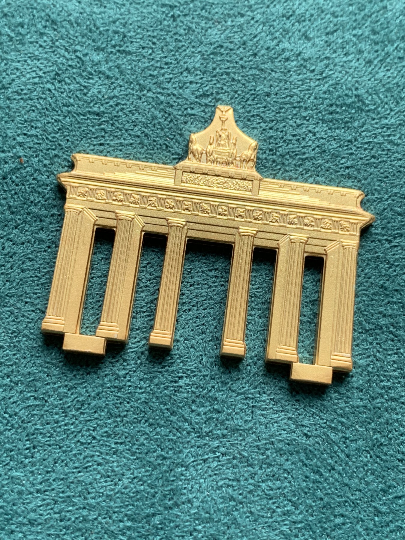 《竞宝斋》第186场-周日，周一 2场 (全场包邮) 库克2009年世界奇观德国勃兰登堡门柏林墙精制立体镀金纪念银币 999银 100.3克 实物见图