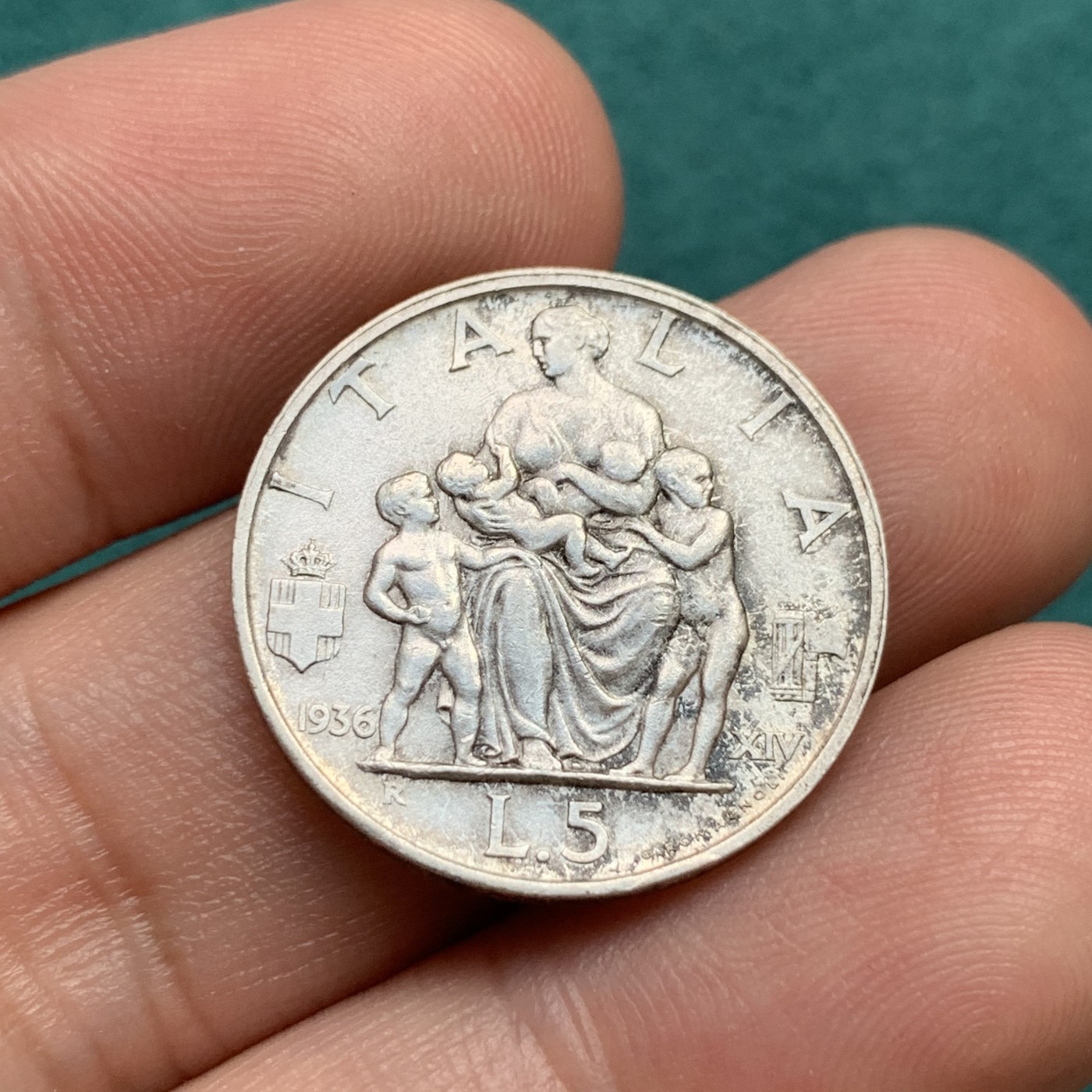 《竞宝斋》第186场-周日，周一 2场 (全场包邮) 意大利 1936年 圣母抱子 5里拉银币 带彩包浆 很不错