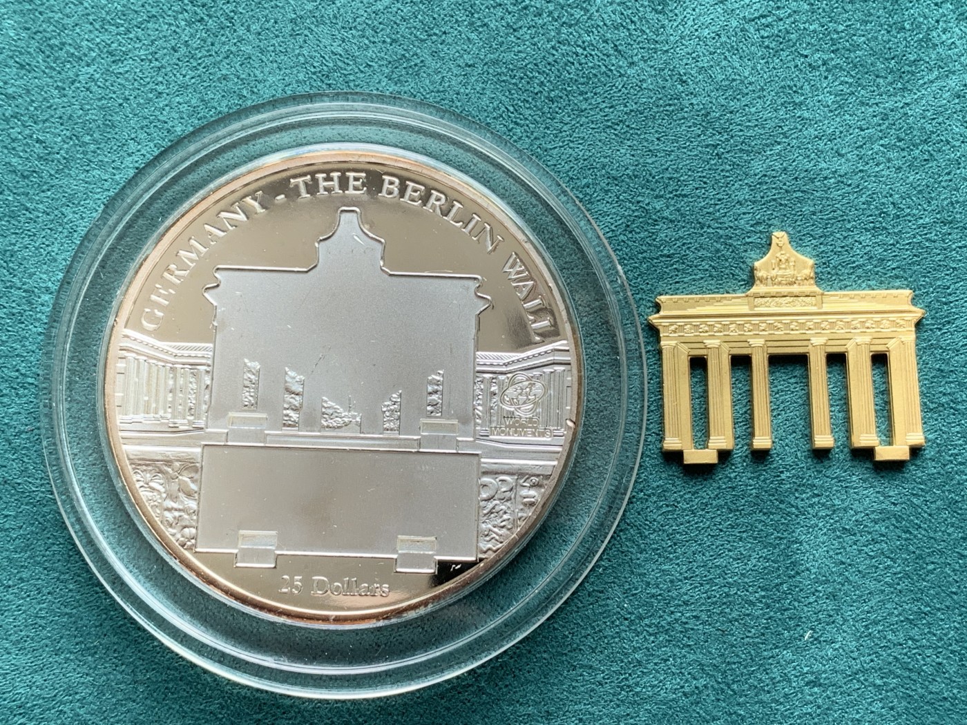 《竞宝斋》第186场-周日，周一 2场 (全场包邮) 库克2009年世界奇观德国勃兰登堡门柏林墙精制立体镀金纪念银币 999银 100.3克 实物见图