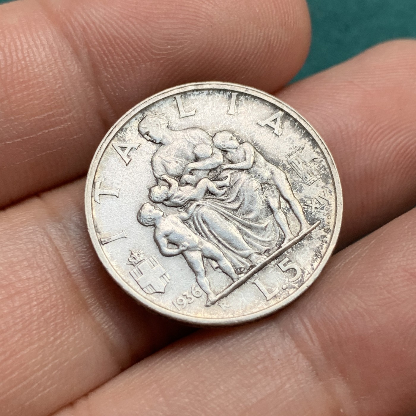 《竞宝斋》第186场-周日，周一 2场 (全场包邮) 意大利 1936年 圣母抱子 5里拉银币 带彩包浆 很不错