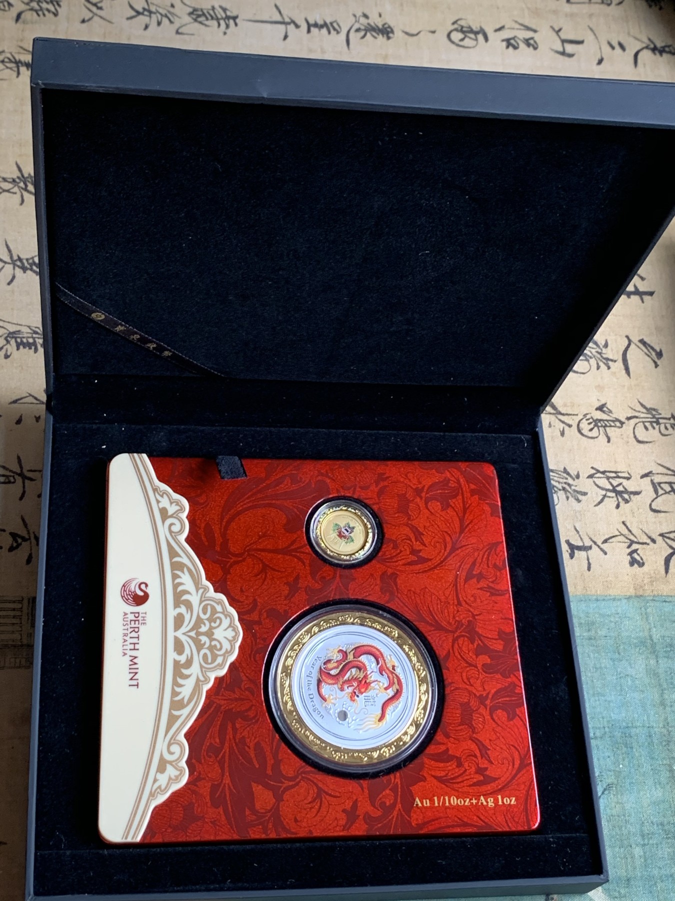 《竞宝斋》第186场-周日，周一 2场 (全场包邮) 澳大利亚2012年龙年生肖纪念彩色金银币套装，原盒带证书。1/10盎司金币3.1克9999金和1盎司银币，珀斯铸币局造